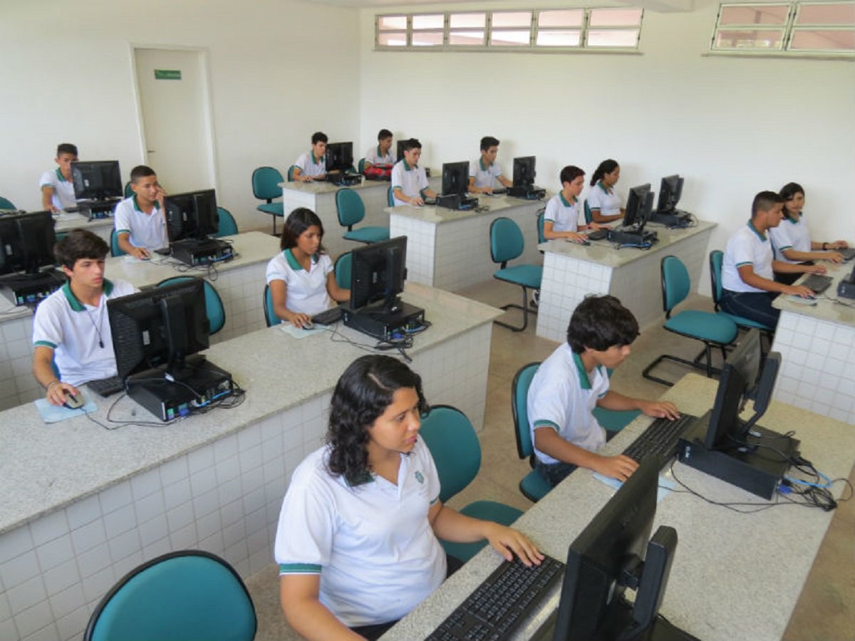 Cerca de 1000 estudantes, recém ingressos no Ensino Médio da rede pública estadual, estarão participando, juntamente com o governador Camilo Santana e inúmeras autoridades estaduais e municipais do lançamento do projeto #Cheguei Ensino Médio. A atividade faz parte de um conjunto de ações da Secretaria da Educação (Seduc) para dar boas-vindas e garantir que todo aluno que terminou o 9º ano nas escolas municipais inicie o Ensino Médio na rede pública estadual de ensino. O projeto tem como principal objetivo estimular os estudantes a concluir a última etapa da educação básica com sucesso (Foto: Fatima 247) Cerca de 1000 estudantes, recém ingressos no Ensino Médio da rede pública estadual, estarão participando, juntamente com o governador Camilo Santana e inúmeras autoridades estaduais e municipais do lançamento do projeto #Cheguei Ensino Médio. A atividade faz parte de um conjunto de ações da Secretaria da Educação (Seduc) para dar boas-vindas e garantir que todo aluno que terminou o 9º ano nas escolas municipais inicie o Ensino Médio na rede pública estadual de ensino. O projeto tem como principal objetivo estimular os estudantes a concluir a última etapa da educação básica com sucesso