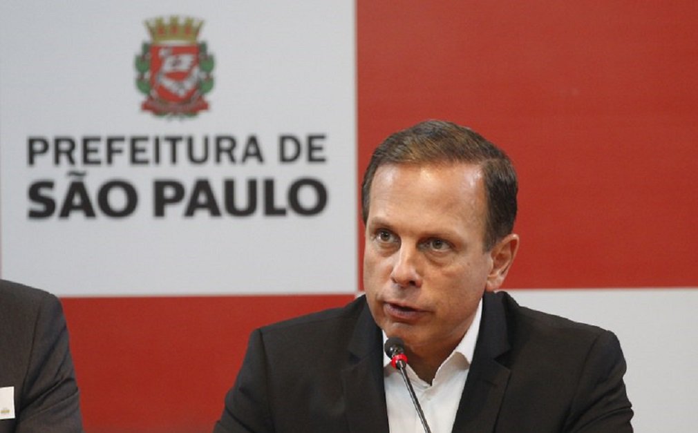 O novo prefeito de São Paulo, João Doria (PSDB), decidiu criar uma caixinha para cobrar multa dos secretários e auxiliares que chegarem atrasados em eventos e reuniões; a tolerância é de 15 minutos e quem ultrapassar o limite terá que pagar R$ 200; Secretaria Municipal de Direitos Humanos e Cidadania (SMDHC) será responsável pela arrecadação (Foto: José Barbacena) O novo prefeito de São Paulo, João Doria (PSDB), decidiu criar uma caixinha para cobrar multa dos secretários e auxiliares que chegarem atrasados em eventos e reuniões; a tolerância é de 15 minutos e quem ultrapassar o limite terá que pagar R$ 200; Secretaria Municipal de Direitos Humanos e Cidadania (SMDHC) será responsável pela arrecadação