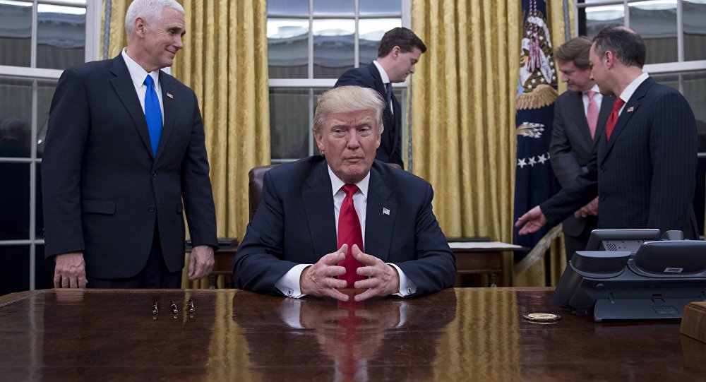 Administração do presidente dos EUA Donald Trump preparou os documentos necessários para o levantamento das sanções antirrussas, comunica o analista Fabrice Pothier; "As fontes comunicam que a administração de Trump preparou a ordem presidencial para o levantamento das sanções contra a Rússia", diz o pesquisador do centro analítico Atlantic Council; oficialmente, o Kremlin desconhece os planos da possível abolição das sanções; neste sábado, 28, o presidente Vladimir Putin tenciona felicitar Trump pela sua inauguração; durante a conversa telefônica os presidentes vão também discutir as relações bilaterais (Foto: Aquiles Lins) Administração do presidente dos EUA Donald Trump preparou os documentos necessários para o levantamento das sanções antirrussas, comunica o analista Fabrice Pothier; "As fontes comunicam que a administração de Trump preparou a ordem presidencial para o levantamento das sanções contra a Rússia", diz o pesquisador do centro analítico Atlantic Council; oficialmente, o Kremlin desconhece os planos da possível abolição das sanções; neste sábado, 28, o presidente Vladimir Putin tenciona felicitar Trump pela sua inauguração; durante a conversa telefônica os presidentes vão também discutir as relações bilaterais