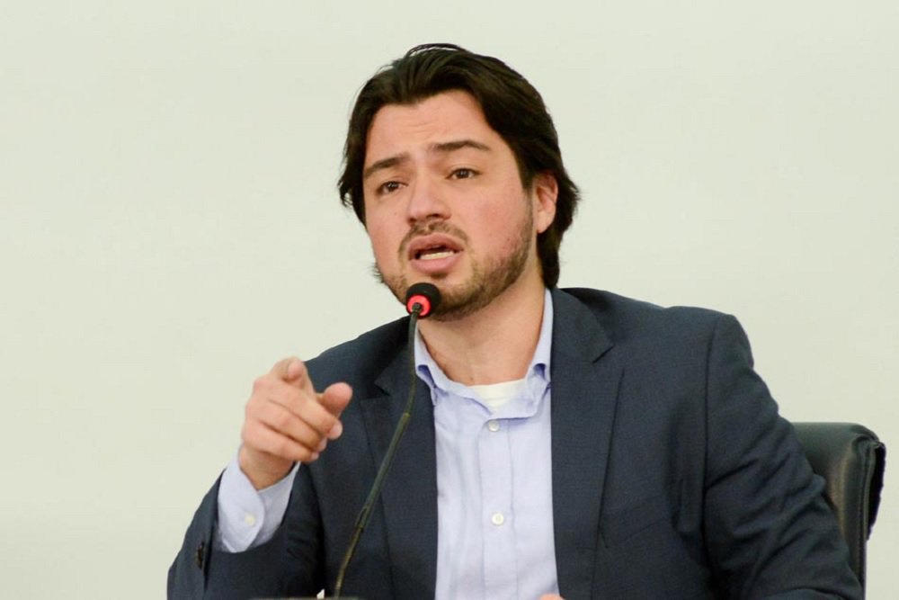Logo após a cerimônia de posse, o novo prefeito de Guarulhos, Gustavo Henric Costa (PSB), conhecido por Guti, declarou que vai cancelar o aumento de 18,42% nas passagens de ônibus no município; decisão da gestão anterior, do prefeito Sebastião Almeida (PT), previa aumento de R$ 3,80 para R$ 4,50; como o reajuste pegou a população de surpresa no dia 29 de dezembro, a Justiça determinou a suspensão temporária; a decisão partiu de uma ação popular que foi aceita pelo Tribunal de Justiça do Estado, na Comarca de Guarulhos (Foto: Romulo Faro) Logo após a cerimônia de posse, o novo prefeito de Guarulhos, Gustavo Henric Costa (PSB), conhecido por Guti, declarou que vai cancelar o aumento de 18,42% nas passagens de ônibus no município; decisão da gestão anterior, do prefeito Sebastião Almeida (PT), previa aumento de R$ 3,80 para R$ 4,50; como o reajuste pegou a população de surpresa no dia 29 de dezembro, a Justiça determinou a suspensão temporária; a decisão partiu de uma ação popular que foi aceita pelo Tribunal de Justiça do Estado, na Comarca de Guarulhos