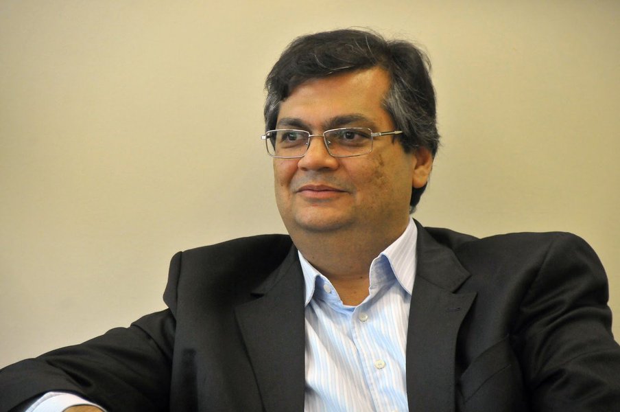 Puxado pelo governador Flávio Dino, o PC do B decretou o fim da era Sarney no Maranhão; êxito dos comunistas chama atenção: o PC do B saiu de cinco prefeitos eleitos em 2012 para 46 neste ano; resultado dá a Dino o feito de ser o único representante da esquerda que conseguiu um resultado expressivo nas urnas, além, claro, de deixar explícito o enfraquecimento do grupo político do ex-presidente José Sarney (PMDB) (Foto: Romulo Faro) Puxado pelo governador Flávio Dino, o PC do B decretou o fim da era Sarney no Maranhão; êxito dos comunistas chama atenção: o PC do B saiu de cinco prefeitos eleitos em 2012 para 46 neste ano; resultado dá a Dino o feito de ser o único representante da esquerda que conseguiu um resultado expressivo nas urnas, além, claro, de deixar explícito o enfraquecimento do grupo político do ex-presidente José Sarney (PMDB)