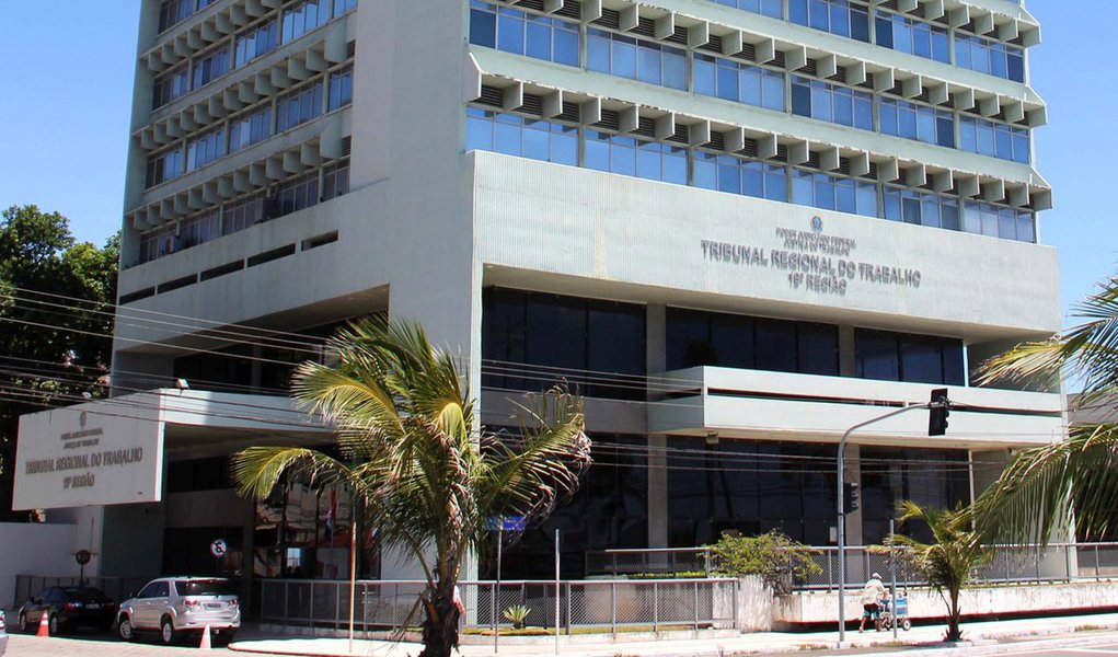 Auditoria do Tribunal Superior do Trabalho (TST) revela que o Tribunal Regional do Trabalho de Alagoas (TRT/AL) descumpriu normas legais e pagou indevidamente R$ 1 milhão a juízes e desembargadores relativos a férias; Alagoas aparece em segundo lugar nesses pagamentos, atrás apenas do TRT de São Paulo, que lidera com 872 pagamentos irregulares a 290 magistrados, no total de R$ 21,6 milhões (Foto: Voney Malta) Auditoria do Tribunal Superior do Trabalho (TST) revela que o Tribunal Regional do Trabalho de Alagoas (TRT/AL) descumpriu normas legais e pagou indevidamente R$ 1 milhão a juízes e desembargadores relativos a férias; Alagoas aparece em segundo lugar nesses pagamentos, atrás apenas do TRT de São Paulo, que lidera com 872 pagamentos irregulares a 290 magistrados, no total de R$ 21,6 milhões