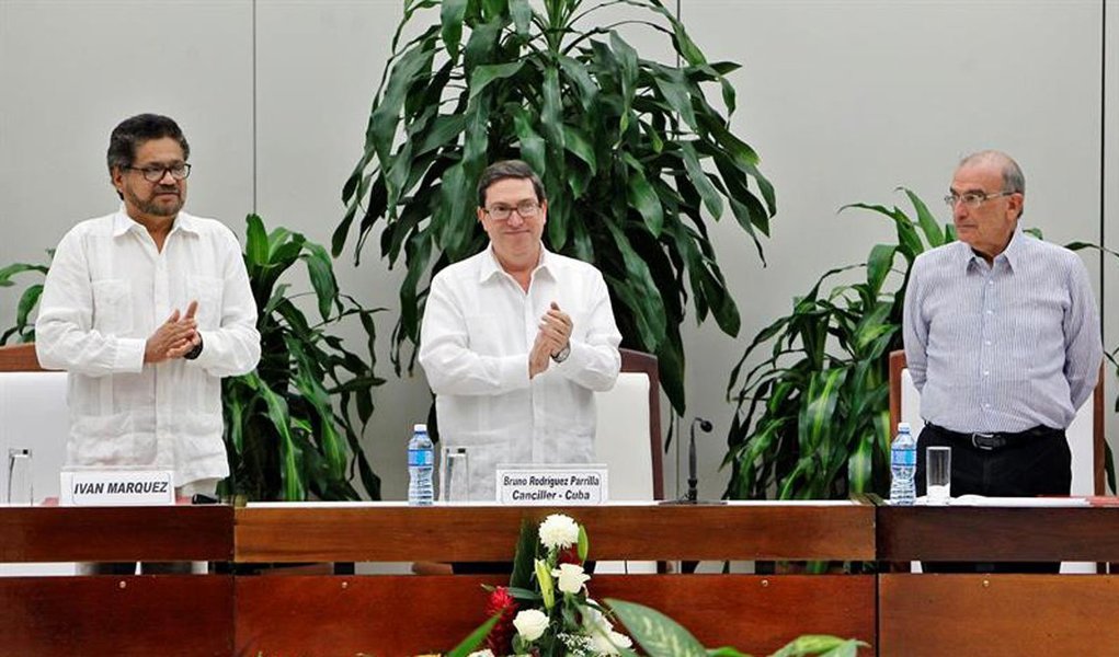 Governo colombiano e as Forças Armadas Revolucionárias da Colômbia (Farc) publicaram o novo acordo de paz com os ajustes e modificações que pactuaram a partir das propostas dos grupos que se opuseram ao acordo inicial com a guerrilha, que foi rejeitado em referendo do dia 2 de outubro; presidente da Colômbia, Juan Manuel Santos, disse que o "novo acordo reflete propostas do 'sim' e do 'não'", e convidou "respeitosamente" todos os colombianos a ler e escutar as mudanças realizadas (Foto: Aquiles Lins) Governo colombiano e as Forças Armadas Revolucionárias da Colômbia (Farc) publicaram o novo acordo de paz com os ajustes e modificações que pactuaram a partir das propostas dos grupos que se opuseram ao acordo inicial com a guerrilha, que foi rejeitado em referendo do dia 2 de outubro; presidente da Colômbia, Juan Manuel Santos, disse que o "novo acordo reflete propostas do 'sim' e do 'não'", e convidou "respeitosamente" todos os colombianos a ler e escutar as mudanças realizadas