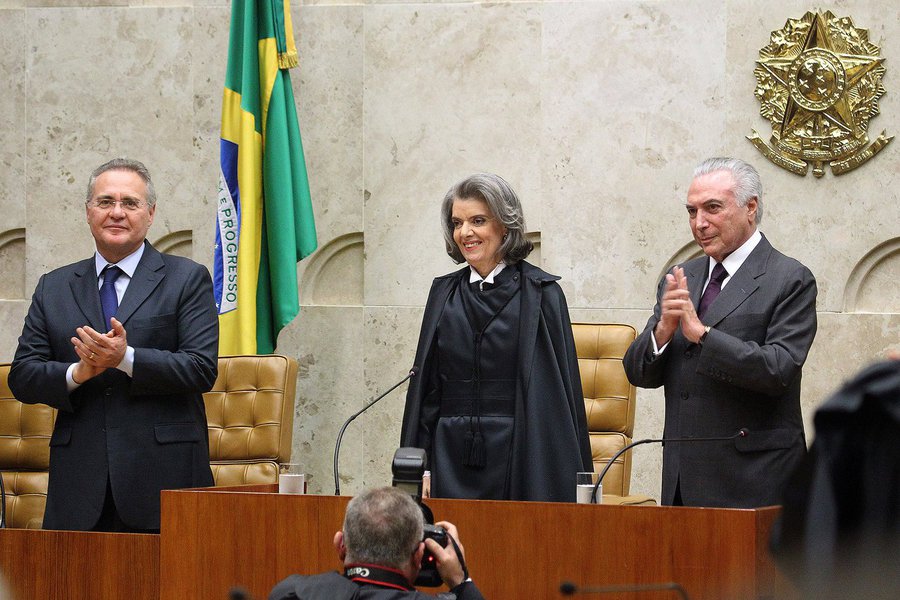 "A grande trombada entre os poderes, com potencial para uma ruptura institucional, deu mais um passo. O Congresso fez da pior forma o que poderia até ser bem compreendido pela população se feito de outro modo, com debate e transparência. A coalizão Judiciário/Ministério Público/Lava Jato também reagiu da pior forma", escreve Tereza Cruvinel; para a jornalista, "os procuradores demonstraram, neste processo, não compreender nada do processo legislativo"; "Agora, temos dois poderes na trincheira e no meio, um Temer desafiado. Aguardemos os próximos tiros, torcendo para que não sobrem para a democracia, este lírio açoitado", completa (Foto: Tereza Cruvinel) "A grande trombada entre os poderes, com potencial para uma ruptura institucional, deu mais um passo. O Congresso fez da pior forma o que poderia até ser bem compreendido pela população se feito de outro modo, com debate e transparência. A coalizão Judiciário/Ministério Público/Lava Jato também reagiu da pior forma", escreve Tereza Cruvinel; para a jornalista, "os procuradores demonstraram, neste processo, não compreender nada do processo legislativo"; "Agora, temos dois poderes na trincheira e no meio, um Temer desafiado. Aguardemos os próximos tiros, torcendo para que não sobrem para a democracia, este lírio açoitado", completa