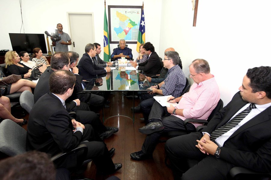 Até março de 2017, o governo anunciará medidas para estabelecer o regime semiaberto no Estado, foi o que disse o governador Jackson Barreto, em reunião com a Associação dos Magistrados de Sergipe (Amase) e o secretariado da Segurança, nesta terça (29); “O regime semiaberto precisa funcionar. Nós enfrentamos dificuldades, até porque o Governo Federal, lamentavelmente, fez um contingenciamento do sistema prisional do nosso país. Mas estamos dispostos a colocar como prioridade a construção do regime semiaberto”, disse (Foto: Valter Lima) Até março de 2017, o governo anunciará medidas para estabelecer o regime semiaberto no Estado, foi o que disse o governador Jackson Barreto, em reunião com a Associação dos Magistrados de Sergipe (Amase) e o secretariado da Segurança, nesta terça (29); “O regime semiaberto precisa funcionar. Nós enfrentamos dificuldades, até porque o Governo Federal, lamentavelmente, fez um contingenciamento do sistema prisional do nosso país. Mas estamos dispostos a colocar como prioridade a construção do regime semiaberto”, disse