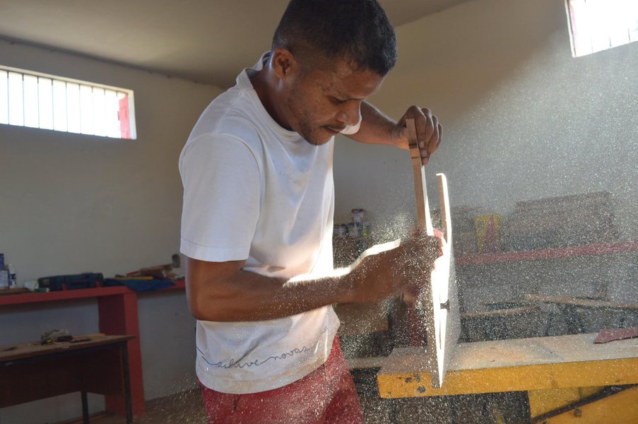 A maior unidade prisional do Ceará terá como público-alvo condenados que já trabalharam e desejam continuar trabalhando durante o cumprimento da pena; são 1.016 vagas e 13 mil metros quadrados de área construída; recém inaugurado, os presos que vão ocupar a nova unidade foram selecionados entre os detentos das sete unidades prisionais do estado; no Centro de Execução Penal e Integração Social (Cepis) Vasco Damasceno Weyne, há salas de aula, quadras poliesportivas e seis galpões destinados à implantação de indústrias (Foto: Voney Malta) A maior unidade prisional do Ceará terá como público-alvo condenados que já trabalharam e desejam continuar trabalhando durante o cumprimento da pena; são 1.016 vagas e 13 mil metros quadrados de área construída; recém inaugurado, os presos que vão ocupar a nova unidade foram selecionados entre os detentos das sete unidades prisionais do estado; no Centro de Execução Penal e Integração Social (Cepis) Vasco Damasceno Weyne, há salas de aula, quadras poliesportivas e seis galpões destinados à implantação de indústrias