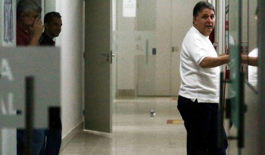 A ministra do Tribunal Superior Eleitoral (TSE) Luciana Lossio negou ontem à noite pedido de liberdade do ex-deputado federal Anthony Garotinho, preso nesta manhã pela Polícia Federal (PF) sob a acusação de compra de votos; prisão foi determinada pela Justiça Eleitoral de Campos dos Goytacazes, no norte do Rio de Janeiro; na decisão, a ministra alegou “supressão de instância" e entendeu que o habeas corpus deve ser analisado primeiramente pelo Tribunal Regional Eleitoral (TRE) do Rio de Janeiro (Foto: Giuliana Miranda) A ministra do Tribunal Superior Eleitoral (TSE) Luciana Lossio negou ontem à noite pedido de liberdade do ex-deputado federal Anthony Garotinho, preso nesta manhã pela Polícia Federal (PF) sob a acusação de compra de votos; prisão foi determinada pela Justiça Eleitoral de Campos dos Goytacazes, no norte do Rio de Janeiro; na decisão, a ministra alegou “supressão de instância" e entendeu que o habeas corpus deve ser analisado primeiramente pelo Tribunal Regional Eleitoral (TRE) do Rio de Janeiro