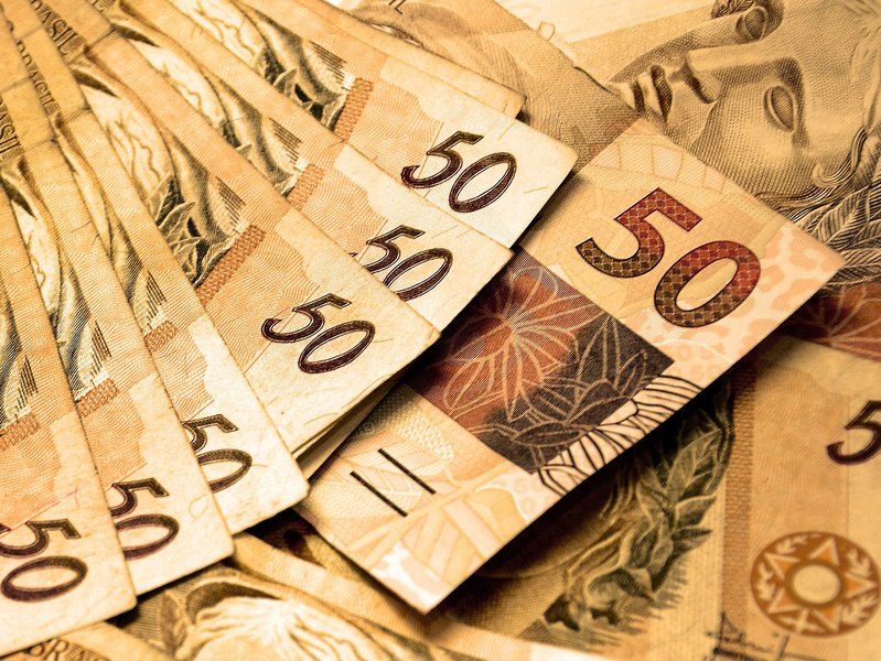 No site da Secretaria Municipal das Finanças, o contribuinte pode consultar e imprimir o Documento de Arrecadação Municipal (DAM) referente ao IPTU deste ano. A Prefeitura de Fortaleza mantém as opções de desconto para cota única: 10%, 7,5% e 5%. Os boletos pelos Correios serão enviados no fim deste mês para contribuintes (Foto: Rodrigo Rocha) No site da Secretaria Municipal das Finanças, o contribuinte pode consultar e imprimir o Documento de Arrecadação Municipal (DAM) referente ao IPTU deste ano. A Prefeitura de Fortaleza mantém as opções de desconto para cota única: 10%, 7,5% e 5%. Os boletos pelos Correios serão enviados no fim deste mês para contribuintes