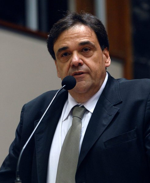 A nomeação do deputado estadual Luiz Sávio de Souza Cruz (PMDB) para a Secretaria de Estado de Saúde (SES) foi publicada no Diário Oficial do Estado desta quarta-feira (11); ele havia sido exonerado da pasta em novembro do ano passado para reforçar a base do governador na Assembleia Legislativa de Minas Gerais (ALMG), sendo substituído durante o período por Nalton Moreira; o peemedebista reassume a pasta com um surto de febre amarela no estado - 23 casos suspeitos notificados, sendo 16 considerados prováveis de febre amarela, e 14 óbitos em investigação (Foto: Leonardo Lucena) A nomeação do deputado estadual Luiz Sávio de Souza Cruz (PMDB) para a Secretaria de Estado de Saúde (SES) foi publicada no Diário Oficial do Estado desta quarta-feira (11); ele havia sido exonerado da pasta em novembro do ano passado para reforçar a base do governador na Assembleia Legislativa de Minas Gerais (ALMG), sendo substituído durante o período por Nalton Moreira; o peemedebista reassume a pasta com um surto de febre amarela no estado - 23 casos suspeitos notificados, sendo 16 considerados prováveis de febre amarela, e 14 óbitos em investigação