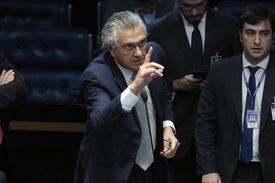 Representante da direita radical brasileira, o senador goiano Ronaldo Caiado (DEM) agora decidiu culpar o sindicalismo pelo desemprego recorde no País; em artigo publicado neste sábado, na Folha de S.Paulo, o parlamentar faz ataques duros aos sindicatos e também critica o PT; "Numa crise com 14 milhões de desempregados, a legislação a agrava, ao dificultar –ou mesmo impedir– a busca de soluções, anomalia que tem a chancela sindical. E foi essa cultura esquerdista/sindicalista que consagrou entre nós um paradoxo: ama-se o emprego, mas odeia-se –e criminaliza-se– quem os cria, o empresário", diz o senador (Foto: José Barbacena) Representante da direita radical brasileira, o senador goiano Ronaldo Caiado (DEM) agora decidiu culpar o sindicalismo pelo desemprego recorde no País; em artigo publicado neste sábado, na Folha de S.Paulo, o parlamentar faz ataques duros aos sindicatos e também critica o PT; "Numa crise com 14 milhões de desempregados, a legislação a agrava, ao dificultar –ou mesmo impedir– a busca de soluções, anomalia que tem a chancela sindical. E foi essa cultura esquerdista/sindicalista que consagrou entre nós um paradoxo: ama-se o emprego, mas odeia-se –e criminaliza-se– quem os cria, o empresário", diz o senador