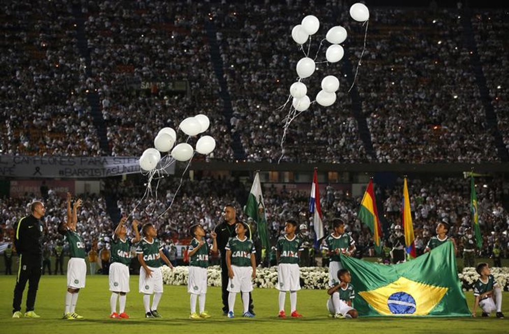 Crianças com uniforme da Chapecoense prestam homenagem ao time catarinense durante cerimônia no estádio do Atlético Nacional, em Medellín. 30/11/2016 REUTERS/Jaime Saldarriaga (Foto: Aquiles Lins) Crianças com uniforme da Chapecoense prestam homenagem ao time catarinense durante cerimônia no estádio do Atlético Nacional, em Medellín. 30/11/2016 REUTERS/Jaime Saldarriaga