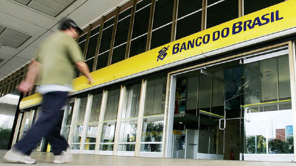 O Banco do Brasil anunciou que 402 agências serão fechadas em todo o país; encerramento de atividades faz parte de um plano de reestruturação, que tem ainda medidas como a transformação de 379 agências em postos de atendimento e um plano de aposentadoria incentivada, que deve reduzir 9,3 mil vagas ocupadas e gerar uma economia de R$ 2,7 bilhões; com quase metade das agências incluídas no plano, São Paulo é o estado que terá mais estabelecimentos fechados: são 200 no total, sendo 94 deles localizados apenas na capital paulista; Rio de Janeiro aparece logo depois, com 40 agências que terão os serviços transferidos a outras unidades (Foto: José Barbacena) O Banco do Brasil anunciou que 402 agências serão fechadas em todo o país; encerramento de atividades faz parte de um plano de reestruturação, que tem ainda medidas como a transformação de 379 agências em postos de atendimento e um plano de aposentadoria incentivada, que deve reduzir 9,3 mil vagas ocupadas e gerar uma economia de R$ 2,7 bilhões; com quase metade das agências incluídas no plano, São Paulo é o estado que terá mais estabelecimentos fechados: são 200 no total, sendo 94 deles localizados apenas na capital paulista; Rio de Janeiro aparece logo depois, com 40 agências que terão os serviços transferidos a outras unidades
