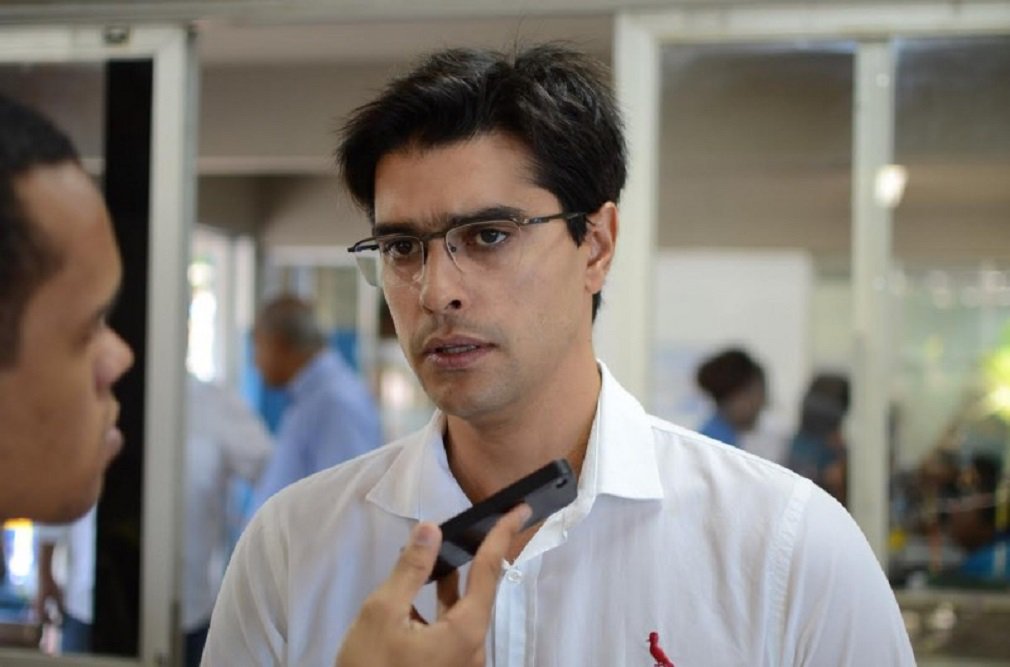 O líder do DEM na Câmara Municipal de Salvador, Alexandre Aleluia, apresentou projeto de indicação que requer a implantação do sistema de atendimento em hospitais e clínicas privadas que façam convênio com a Prefeitura de Salvador para realizar consultas e exames para pessoas de baixa renda; "As consultas seriam pagas com voucher. Segue-se uma lógica simples. Algumas pessoas necessitam de saúde e educação e não conseguem arcar com esses custos. Não é barato também construir novos hospitais públicos, então opta-se por pagar esses serviços na rede privada, em horários que, normalmente, não funcionariam” (Foto: José Barbacena) O líder do DEM na Câmara Municipal de Salvador, Alexandre Aleluia, apresentou projeto de indicação que requer a implantação do sistema de atendimento em hospitais e clínicas privadas que façam convênio com a Prefeitura de Salvador para realizar consultas e exames para pessoas de baixa renda; "As consultas seriam pagas com voucher. Segue-se uma lógica simples. Algumas pessoas necessitam de saúde e educação e não conseguem arcar com esses custos. Não é barato também construir novos hospitais públicos, então opta-se por pagar esses serviços na rede privada, em horários que, normalmente, não funcionariam”
