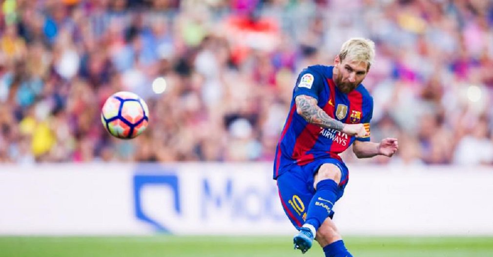 Neymar e Suárez renovaram seus contratos com o clube catalão e passaram a ganhar cerca de 25 milhões de euros cada um por temporada; Messi fatura por volta de 22 milhões por ano e renovação colocaria o clube em situação complicada porque a Liga Espanhola proíbe que os clubes gastem mais de 70% do orçamento com salários; "O Barcelona precisa analisar esta situação com a cabeça fria e bom senso. O Barcelona não pode exceder 70 por cento de seus gastos em salários e, logo, precisamos fazer os números darem certo", disse o diretor do Barcelona, Oscar Grau (Foto: José Barbacena) Neymar e Suárez renovaram seus contratos com o clube catalão e passaram a ganhar cerca de 25 milhões de euros cada um por temporada; Messi fatura por volta de 22 milhões por ano e renovação colocaria o clube em situação complicada porque a Liga Espanhola proíbe que os clubes gastem mais de 70% do orçamento com salários; "O Barcelona precisa analisar esta situação com a cabeça fria e bom senso. O Barcelona não pode exceder 70 por cento de seus gastos em salários e, logo, precisamos fazer os números darem certo", disse o diretor do Barcelona, Oscar Grau