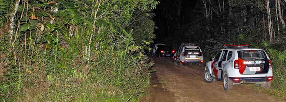 A polícia investiga se os cinco corpos encontrados em um matagal na cidade de Mogi das Cruzes, na região metropolitana de São Paulo, são dos rapazes que desapareceram no último dia 21 de outubro. O grupo ia de carro da zona leste da capital paulista para uma festa em Ribeirão Pires e nunca mais foi visto (Foto: Gisele Federicce) A polícia investiga se os cinco corpos encontrados em um matagal na cidade de Mogi das Cruzes, na região metropolitana de São Paulo, são dos rapazes que desapareceram no último dia 21 de outubro. O grupo ia de carro da zona leste da capital paulista para uma festa em Ribeirão Pires e nunca mais foi visto