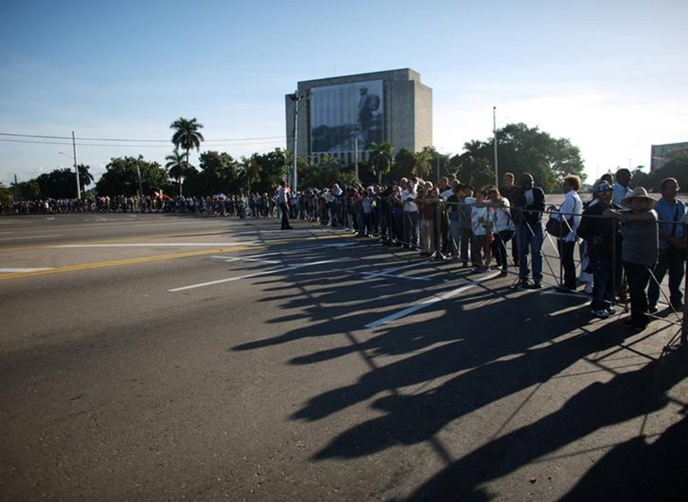 People stand in line to pay tribute to Cuba's late President Fidel Castro in Revolution Square in Havana, Cuba, November 28, 2016. REUTERS/Alexandre Meneghini (Foto: Gisele Federicce) People stand in line to pay tribute to Cuba's late President Fidel Castro in Revolution Square in Havana, Cuba, November 28, 2016. REUTERS/Alexandre Meneghini