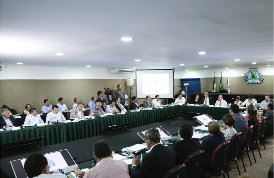 Na primeira reunião com o novo secretariado, o prefeito Roberto Cláudio (PDT) apresentou ideias e projetos para os próximos quatro anos nas mais diversas áreas. O chefe do executivo municipal anunciou que, para reduzir os gastos da Prefeitura, reduzirá o número de cargos comissionados, de gratificações e carros alugados. “Acordamos com os secretários que, ao invés de um carro oficial com motorista, eles terão uma ajusta de custo em combustível para o uso do carro particular. Isso vai trazer uma grande economia de gastos no governo”, pontuou (Foto: Rodrigo Rocha) Na primeira reunião com o novo secretariado, o prefeito Roberto Cláudio (PDT) apresentou ideias e projetos para os próximos quatro anos nas mais diversas áreas. O chefe do executivo municipal anunciou que, para reduzir os gastos da Prefeitura, reduzirá o número de cargos comissionados, de gratificações e carros alugados. “Acordamos com os secretários que, ao invés de um carro oficial com motorista, eles terão uma ajusta de custo em combustível para o uso do carro particular. Isso vai trazer uma grande economia de gastos no governo”, pontuou