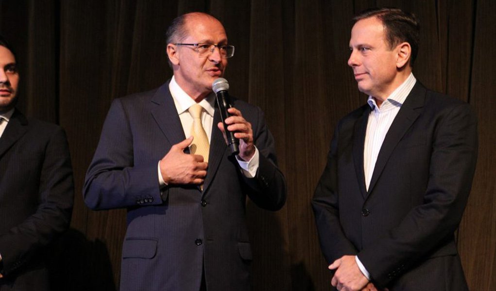 "Depois de terem trombeteado que congelariam a tarifa básica de ônibus, trem e metrô em R$3,80 na Grande São Paulo, o governador do estado Geraldo Alckmin e o prefeito eleito João Dória decidiram aumentar em 14,8% o preço do bilhete integrado ônibus-trem-metrô. Na versão mensal, o aumento foi de 30%. Numa só penada, afetaram cerca de metade dos usuários da rede de transporte na cidade. E introduziram um vetor de desorganização no sistema integrado", diz o jornalista Marco Aurélio Nogueira (Foto: Leonardo Attuch) "Depois de terem trombeteado que congelariam a tarifa básica de ônibus, trem e metrô em R$3,80 na Grande São Paulo, o governador do estado Geraldo Alckmin e o prefeito eleito João Dória decidiram aumentar em 14,8% o preço do bilhete integrado ônibus-trem-metrô. Na versão mensal, o aumento foi de 30%. Numa só penada, afetaram cerca de metade dos usuários da rede de transporte na cidade. E introduziram um vetor de desorganização no sistema integrado", diz o jornalista Marco Aurélio Nogueira