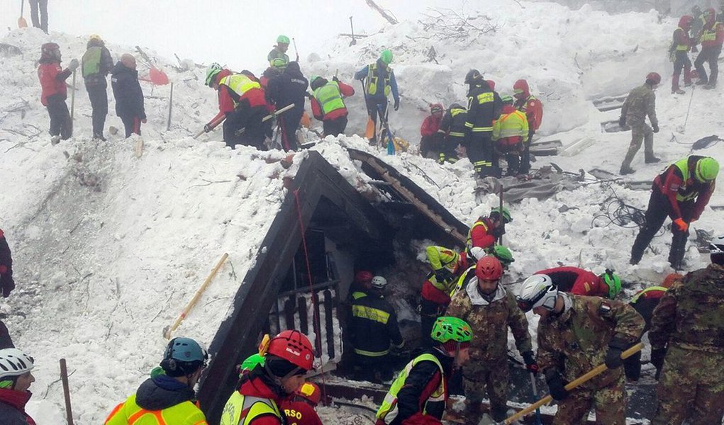 Número de mortos na avalanche que soterrou um hotel de luxo na Itália subiu para 14 nesta terça-feira (24), após as equipes de bombeiros tirarem o corpo de duas mulheres dos escombros; com isso, cai para 15 o balanço de desaparecidos, de acordo com as autoridades italianas; sobreviventem totalizam 11 pessoas até o momento, sendo que a maioria delas passou mais de 24 horas debaixo da neve (Foto: Aquiles Lins) Número de mortos na avalanche que soterrou um hotel de luxo na Itália subiu para 14 nesta terça-feira (24), após as equipes de bombeiros tirarem o corpo de duas mulheres dos escombros; com isso, cai para 15 o balanço de desaparecidos, de acordo com as autoridades italianas; sobreviventem totalizam 11 pessoas até o momento, sendo que a maioria delas passou mais de 24 horas debaixo da neve