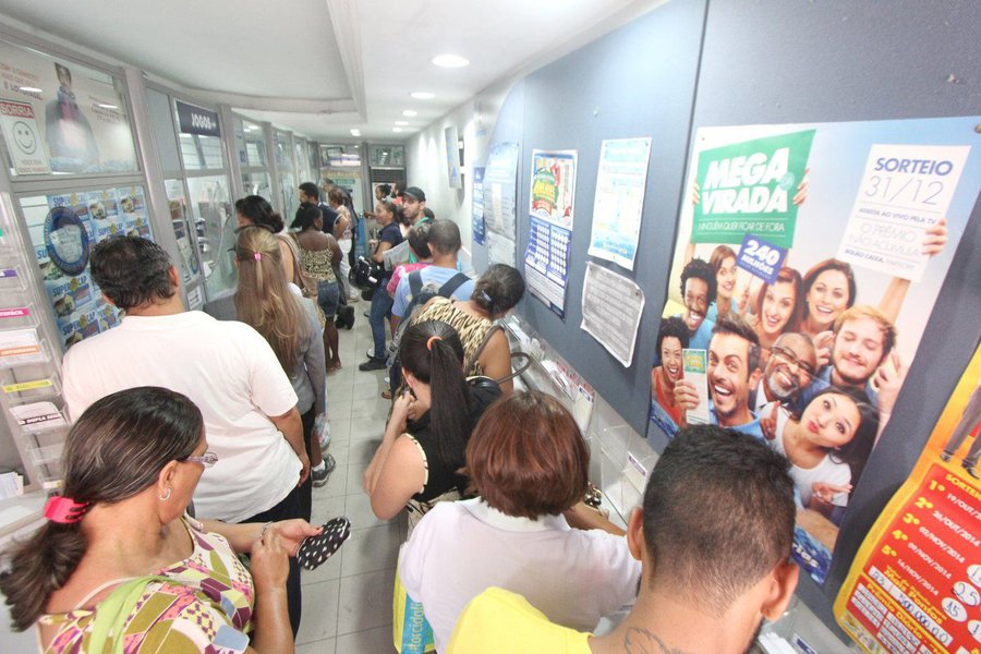 As apostas para a Mega-Sena da Virada podem ser feitas até as 14h (horário de Brasília) deste sábado (31) em qualquer casa lotérica do país; o prêmio está acumulado em R$ 225 milhões e pode aumentar até a hora do sorteio, previsto para as 21h; o valor do jogo varia de acordo com a quantidade de números escolhidos. A aposta mínima, para quem joga seis números, custa R$ 3,5; o valor aumenta para cada número escolhido (Foto: Romulo Faro) As apostas para a Mega-Sena da Virada podem ser feitas até as 14h (horário de Brasília) deste sábado (31) em qualquer casa lotérica do país; o prêmio está acumulado em R$ 225 milhões e pode aumentar até a hora do sorteio, previsto para as 21h; o valor do jogo varia de acordo com a quantidade de números escolhidos. A aposta mínima, para quem joga seis números, custa R$ 3,5; o valor aumenta para cada número escolhido