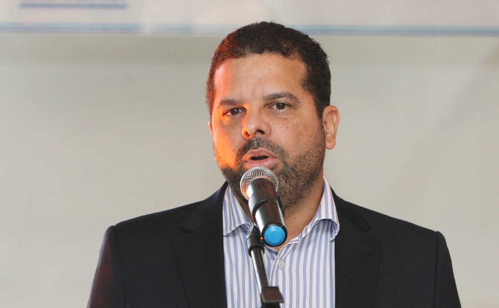 O Estado da Bahia bateu o recorde histórico de arrecadação com a compensação previdenciária em 2016, recebendo o pagamento de R$ 255 milhões de créditos do INSS; o montante superou a arrecadação anual dos últimos 18 anos, desde quando a compensação previdenciária passou a ser realizada no Estado, em 1999; com os créditos da compensação direcionados para o Funprev, o governo do deixa de colocar dinheiro do Tesouro Estadual para cobrir o Fundo; "A compensação previdenciária é uma das ferramentas fomentadas pelo Governo da Bahia para mitigar o crescente déficit previdenciário, um problema que afeta todos os estados do país", diz o secretário da Administração, Edelvino Góes (foto) (Foto: Romulo Faro) O Estado da Bahia bateu o recorde histórico de arrecadação com a compensação previdenciária em 2016, recebendo o pagamento de R$ 255 milhões de créditos do INSS; o montante superou a arrecadação anual dos últimos 18 anos, desde quando a compensação previdenciária passou a ser realizada no Estado, em 1999; com os créditos da compensação direcionados para o Funprev, o governo do deixa de colocar dinheiro do Tesouro Estadual para cobrir o Fundo; "A compensação previdenciária é uma das ferramentas fomentadas pelo Governo da Bahia para mitigar o crescente déficit previdenciário, um problema que afeta todos os estados do país", diz o secretário da Administração, Edelvino Góes (foto)