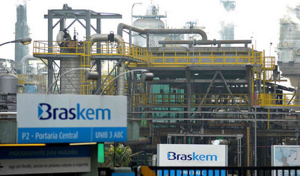 Um documento produzido pela SEC, órgão do governo americano que regula o mercado de ações dos Estados Unidos, afirma que a petroquímica brasileira Braskem "pagou propinas" totais de US$ 250 milhões a "partidos políticos e funcionários do governo do Brasil", incluindo "senadores e representantes do Congresso brasileiro e ao menos dois importantes partidos políticos"; chama a atenção o pagamento de um só propina de US$ 4,3 milhões (ou R$ 14 milhões) para "um congressista brasileiro" e um funcionário da Petrobras que ocupava cargo de chefia
(Foto: Valter Lima) Um documento produzido pela SEC, órgão do governo americano que regula o mercado de ações dos Estados Unidos, afirma que a petroquímica brasileira Braskem "pagou propinas" totais de US$ 250 milhões a "partidos políticos e funcionários do governo do Brasil", incluindo "senadores e representantes do Congresso brasileiro e ao menos dois importantes partidos políticos"; chama a atenção o pagamento de um só propina de US$ 4,3 milhões (ou R$ 14 milhões) para "um congressista brasileiro" e um funcionário da Petrobras que ocupava cargo de chefia