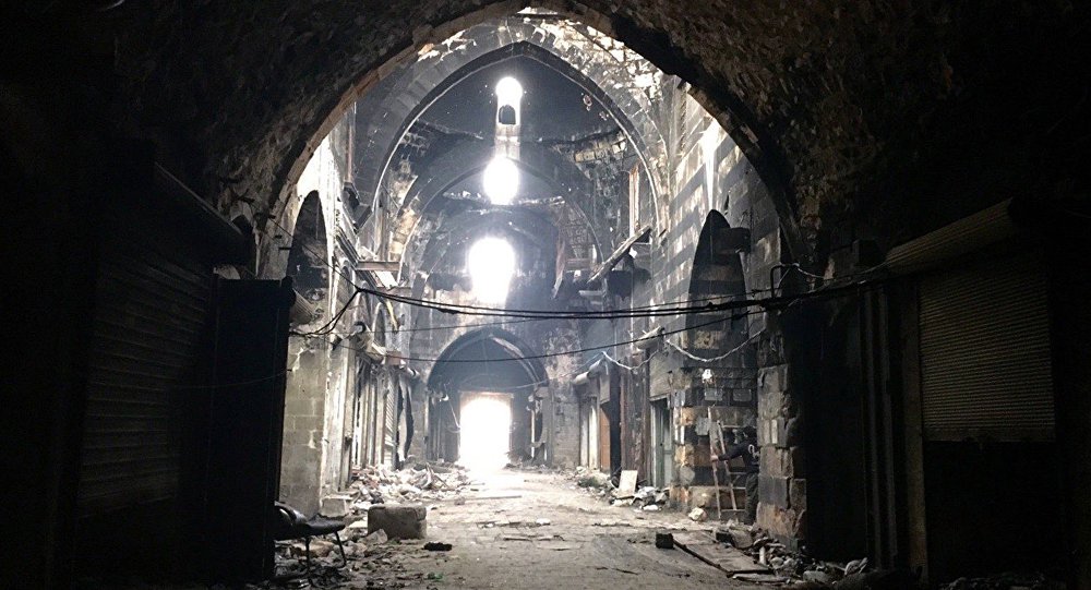 De acordo com representantes das milícias, citadas pela agência de notícias RIA Novosti, os militantes estão fugindo para o sul da cidade. "Os restos dos grupos armados foram completamente expulsos para fora dos bairros antigos de Aleppo. O inimigo foi derrotado e está agora fugindo para os bairros do sul, onde se encontram ainda instalações terroristas", disse a fonte (Foto: Leonardo Attuch) De acordo com representantes das milícias, citadas pela agência de notícias RIA Novosti, os militantes estão fugindo para o sul da cidade. "Os restos dos grupos armados foram completamente expulsos para fora dos bairros antigos de Aleppo. O inimigo foi derrotado e está agora fugindo para os bairros do sul, onde se encontram ainda instalações terroristas", disse a fonte