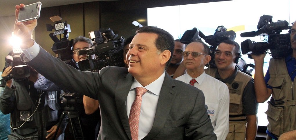 Em entrevista coletiva nesta sexta-feira, o governador Marconi Perillo mostrou números do Estado na área fiscal; "Neste ano nós multiplicamos por 100 vezes o superávit primário de 2015, que foi de R$ 6 milhões”, disse, ressaltando que “esse é um motivo para comemoração”; "Posso afirmar que dificilmente teremos outro Estado com um resultado semelhante ao nosso"; governador destacou a importância do ajuste fiscal iniciado em 2014 e destacou que Goiás foi o primeiro estado a aprovar um novo pacote de medidas após o acordo com a União; "Em 2014, tivemos um déficit orçamentário de R$ 1,3 bilhão, em 2015 déficit de R$ 1,8 bilhão e em 2016 houve superávit de R$ 600 milhões” (Foto: José Barbacena) Em entrevista coletiva nesta sexta-feira, o governador Marconi Perillo mostrou números do Estado na área fiscal; "Neste ano nós multiplicamos por 100 vezes o superávit primário de 2015, que foi de R$ 6 milhões”, disse, ressaltando que “esse é um motivo para comemoração”; "Posso afirmar que dificilmente teremos outro Estado com um resultado semelhante ao nosso"; governador destacou a importância do ajuste fiscal iniciado em 2014 e destacou que Goiás foi o primeiro estado a aprovar um novo pacote de medidas após o acordo com a União; "Em 2014, tivemos um déficit orçamentário de R$ 1,3 bilhão, em 2015 déficit de R$ 1,8 bilhão e em 2016 houve superávit de R$ 600 milhões”