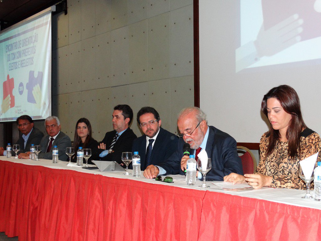 Em palestra em Salvador, a Associação dos Membros dos Tribunais de Contas do Brasil (Atricon) confirmou a previsão da União dos Municípios da Bahia de que os prefeitos eleitos baianos enfrentarão 'dificuldades financeiras graves' ao assumir seu mandato, por causa da crise econômica que assola o país; o presidente da Atricon e do Tribunal de Contas do Estado da Pernambuco, Valdecir Pascoal, sugeriu aos novos gestores que estudem a possibilidade de realizar de imediato um ajuste fiscal, e que mostrem com clareza à população as dificuldades que serão enfrentadas e as suas consequências na prestação do serviço público (Foto: Romulo Faro) Em palestra em Salvador, a Associação dos Membros dos Tribunais de Contas do Brasil (Atricon) confirmou a previsão da União dos Municípios da Bahia de que os prefeitos eleitos baianos enfrentarão 'dificuldades financeiras graves' ao assumir seu mandato, por causa da crise econômica que assola o país; o presidente da Atricon e do Tribunal de Contas do Estado da Pernambuco, Valdecir Pascoal, sugeriu aos novos gestores que estudem a possibilidade de realizar de imediato um ajuste fiscal, e que mostrem com clareza à população as dificuldades que serão enfrentadas e as suas consequências na prestação do serviço público