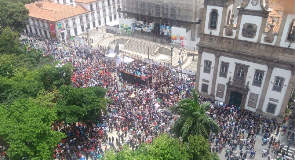 O protesto que reúne milhares de servidores em frente ao prédio da Assembleia Legislativa do Rio de Janeiro (Alerj) acabou em confronto com a Polícia Militar e forçou os comerciantes de ruas próximas a fecharem as portas, com medo de depredação ou invasão; tropa de choque da PM usou dezenas de bombas de efeito moral e de gás lacrimogêneo contra os manifestantes que se dispersaram no primeiro instante, mas voltaram a se reagrupar logo adiante (Foto: José Barbacena) O protesto que reúne milhares de servidores em frente ao prédio da Assembleia Legislativa do Rio de Janeiro (Alerj) acabou em confronto com a Polícia Militar e forçou os comerciantes de ruas próximas a fecharem as portas, com medo de depredação ou invasão; tropa de choque da PM usou dezenas de bombas de efeito moral e de gás lacrimogêneo contra os manifestantes que se dispersaram no primeiro instante, mas voltaram a se reagrupar logo adiante