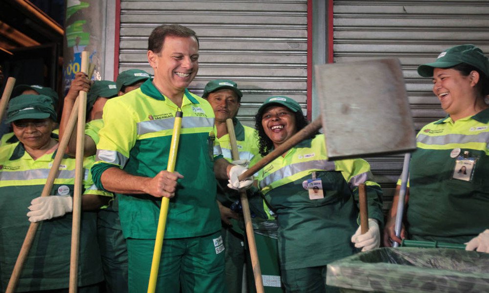 A Cidade Linda de Doria Gray só existe no acordo diabólico que o atual prefeito fez com a mídia e os grandes grupos econômicos de São Paulo. Com base num marketing que vende um João Trabalhador, ele desfila de gari, de cadeira de rodas, de peão de obra, de tudo aquilo que nunca foi (Foto: Renato Rovai) A Cidade Linda de Doria Gray só existe no acordo diabólico que o atual prefeito fez com a mídia e os grandes grupos econômicos de São Paulo. Com base num marketing que vende um João Trabalhador, ele desfila de gari, de cadeira de rodas, de peão de obra, de tudo aquilo que nunca foi