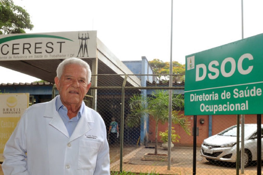 Celso Antônio Rodrigues, 74 anos, é pneumologista e ingressou no quadro da Secretaria de Saúde em 1976; mesmo após se aposentar, ele continuou trabalhando na pasta; desde janeiro, o médico atua, como voluntário da rede pública, no programa de combate ao tabagismo, o qual ajudou a implementar no DF em 1996; portaria publicada no Diário Oficial do Distrito Federal regulamenta a situação de Rodrigues e de outros interessados em prestar serviços na área de saúde, na sua especialização (Foto: José Barbacena) Celso Antônio Rodrigues, 74 anos, é pneumologista e ingressou no quadro da Secretaria de Saúde em 1976; mesmo após se aposentar, ele continuou trabalhando na pasta; desde janeiro, o médico atua, como voluntário da rede pública, no programa de combate ao tabagismo, o qual ajudou a implementar no DF em 1996; portaria publicada no Diário Oficial do Distrito Federal regulamenta a situação de Rodrigues e de outros interessados em prestar serviços na área de saúde, na sua especialização