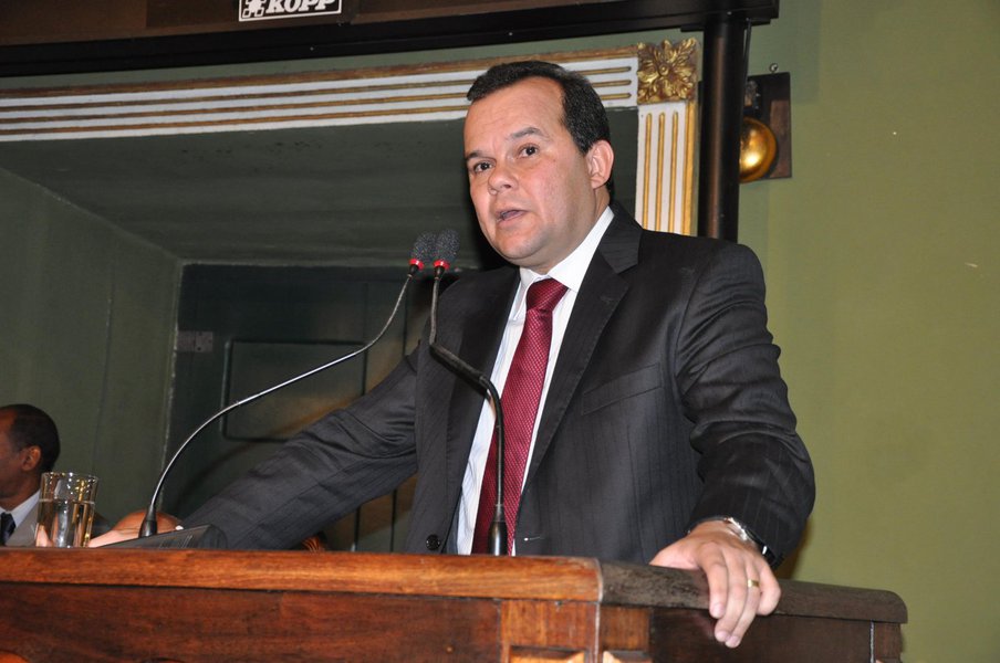 Nome forte na bancada do governo na Câmara Municipal, o vereador reeleito Geraldo Junior (SD) nega que esteja sendo cotado para assumir uma secretaria na gestão do prefeito ACM Neto no segundo mandato do democrata; "São especulações da imprensa mesmo. Tive uma reunião de mais de uma hora com o prefeito na semana passada. Tratamos de diversos assuntos, incluindo a presidência da Câmara, e isso sequer foi mencionado por ele. Não existe articulação ainda nem comigo nem com nenhum vereador nem com ninguém. Não é o momento. O prefeito só deve começar a pensar nisso depois que enviar à Câmara o projeto de reformulação do secretariado", garante Geraldo Junior (Foto: Romulo Faro) Nome forte na bancada do governo na Câmara Municipal, o vereador reeleito Geraldo Junior (SD) nega que esteja sendo cotado para assumir uma secretaria na gestão do prefeito ACM Neto no segundo mandato do democrata; "São especulações da imprensa mesmo. Tive uma reunião de mais de uma hora com o prefeito na semana passada. Tratamos de diversos assuntos, incluindo a presidência da Câmara, e isso sequer foi mencionado por ele. Não existe articulação ainda nem comigo nem com nenhum vereador nem com ninguém. Não é o momento. O prefeito só deve começar a pensar nisso depois que enviar à Câmara o projeto de reformulação do secretariado", garante Geraldo Junior
