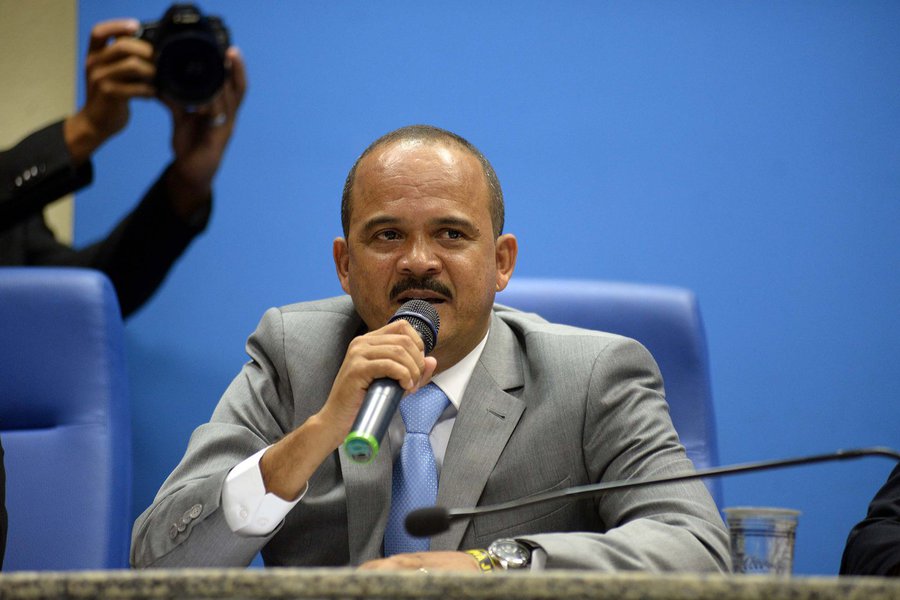 No segundo dia de mandato, o novo prefeito de Camaçari, Antônio Elinaldo (DEM), assinou vários decretos, e os que mais chamaram atenção foram os que suspendem pagamentos de despesas pendentes referentes ao exercício fiscal relativo ao ano de 2016, deixados pelo antecessor, Ademar Delgado; o democrata disse que seu objetivo é "aperfeiçoar o funcionamento da máquina administrativa, reduzir custos e, consequentemente, melhorar as finanças do município" (Foto: Romulo Faro) No segundo dia de mandato, o novo prefeito de Camaçari, Antônio Elinaldo (DEM), assinou vários decretos, e os que mais chamaram atenção foram os que suspendem pagamentos de despesas pendentes referentes ao exercício fiscal relativo ao ano de 2016, deixados pelo antecessor, Ademar Delgado; o democrata disse que seu objetivo é "aperfeiçoar o funcionamento da máquina administrativa, reduzir custos e, consequentemente, melhorar as finanças do município"