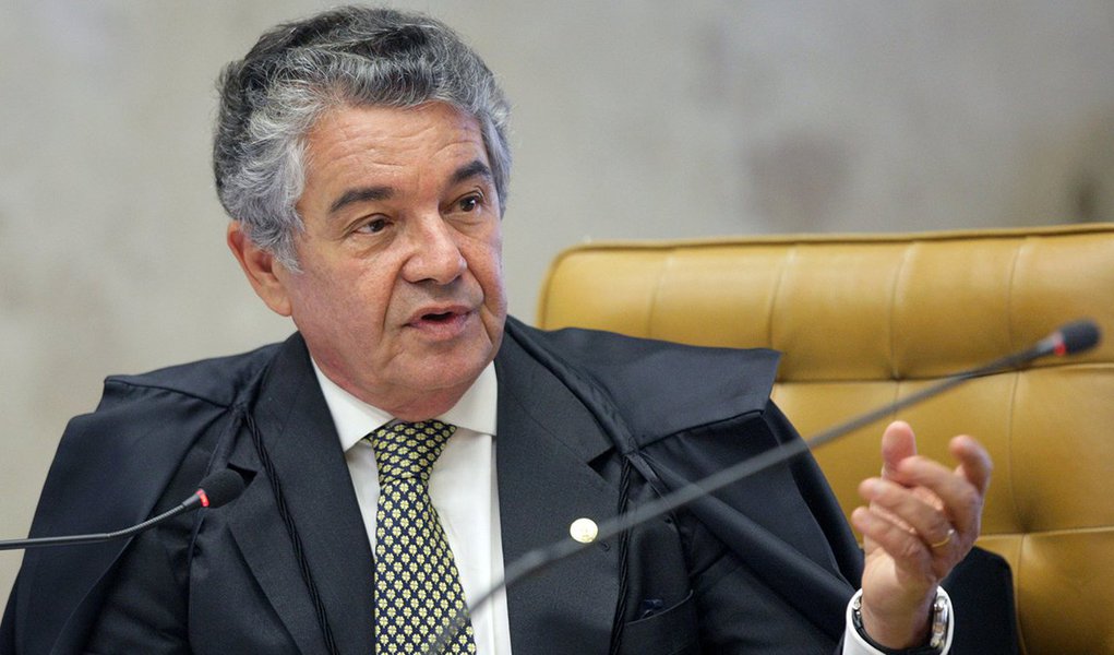 Ministro Marco Aurélio Mello, do Supremo Tribunal Federal (STF), afirmou que os acordos coletivos não podem reduzir direitos já incorporados, ainda que a lei permita alguma flexibilização; ele mesmo ministro do TST de 1981 a 1990, Marco Aurélio afirmou que atualmente é ainda mais necessário que as leis trabalhistas sejam imperativas;. "Não podemos retroagir à fase que foi ultrapassada em 1943, quando se deslocou a regência da relação do trabalho do Código Civil para a CLT (Consolidação das Leis do Trabalho)" (Foto: Aquiles Lins) Ministro Marco Aurélio Mello, do Supremo Tribunal Federal (STF), afirmou que os acordos coletivos não podem reduzir direitos já incorporados, ainda que a lei permita alguma flexibilização; ele mesmo ministro do TST de 1981 a 1990, Marco Aurélio afirmou que atualmente é ainda mais necessário que as leis trabalhistas sejam imperativas;. "Não podemos retroagir à fase que foi ultrapassada em 1943, quando se deslocou a regência da relação do trabalho do Código Civil para a CLT (Consolidação das Leis do Trabalho)"