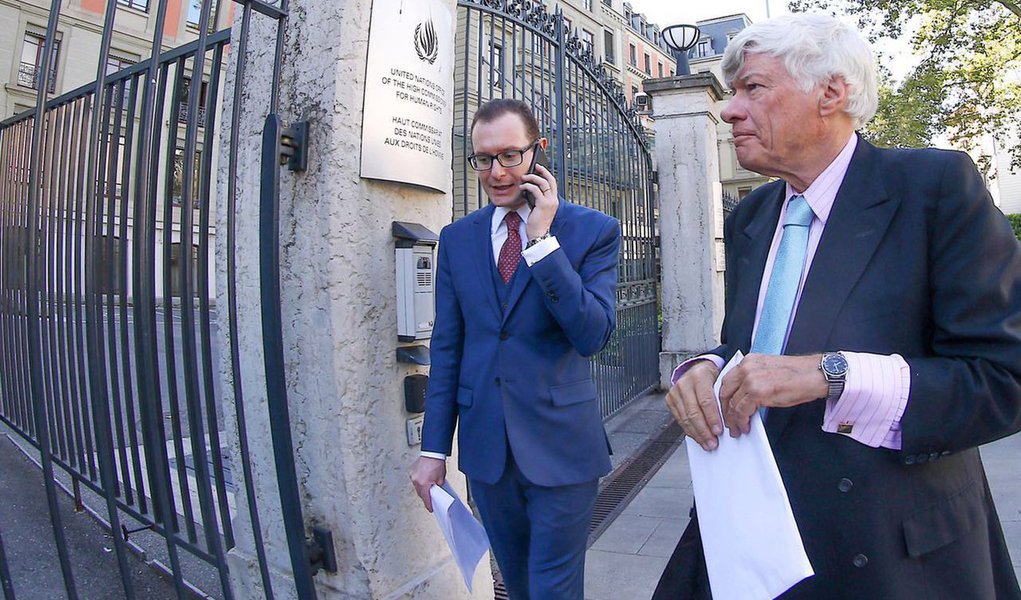 Advogados Geoffrey Robertson, Valeska e Cristiano Zanin Martins se reúnem nesta quarta-feira, 16, na sede do Clube Suíço de Imprensa, para apontar as medidas tomadas para defender o ex-presidente contra os ataques aos seus direitos fundamentais; defesa vai falar sobre a decisão da ONU, que no mês passado "aceitou a petição do ex-presidente Lula, delineando abusos cometidos contra ele pelo sistema judicial brasileiro"; governo brasileiro tem prazo de dois meses para responder as alegações, prazo que termina no fim do ano
(Foto: Aquiles Lins) Advogados Geoffrey Robertson, Valeska e Cristiano Zanin Martins se reúnem nesta quarta-feira, 16, na sede do Clube Suíço de Imprensa, para apontar as medidas tomadas para defender o ex-presidente contra os ataques aos seus direitos fundamentais; defesa vai falar sobre a decisão da ONU, que no mês passado "aceitou a petição do ex-presidente Lula, delineando abusos cometidos contra ele pelo sistema judicial brasileiro"; governo brasileiro tem prazo de dois meses para responder as alegações, prazo que termina no fim do ano