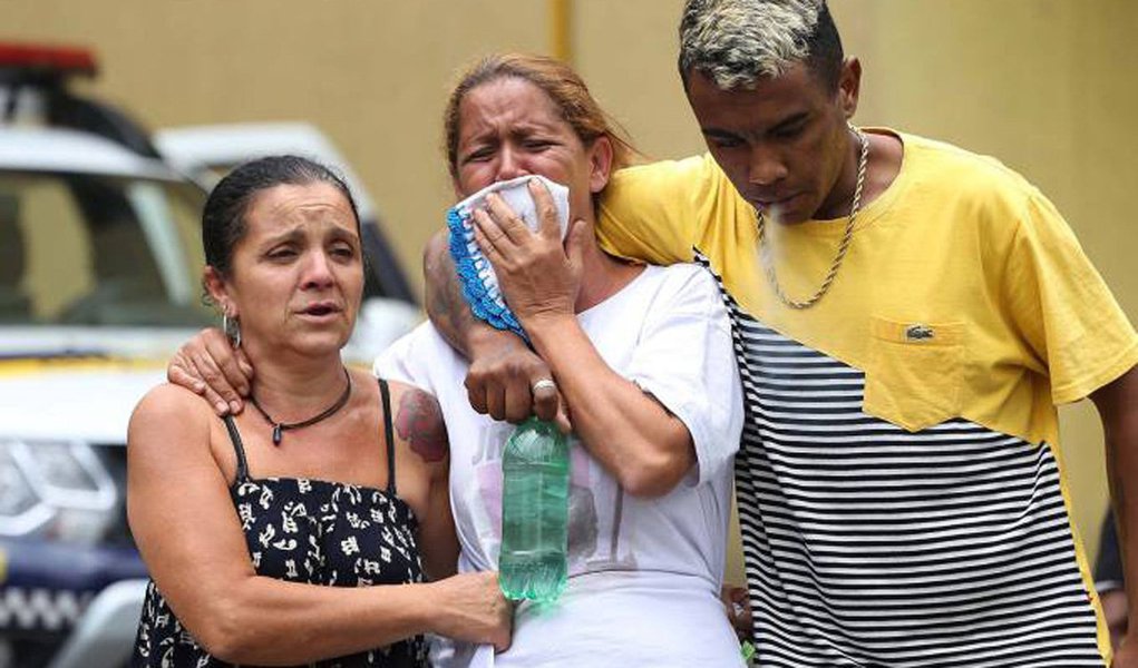 Os parentes dos cinco rapazes desaparecidos há 17 dias estiveram no Instituto Médico-Legal (IML) Central, na capital paulista, para reconhecer os corpos encontrados no domingo 6 em um matagal de Mogi das Cruzes. Três dos corpos apresentavam características semelhantes à dos desaparecidos, mas o reconhecimento oficial ainda depende de laudo do IML (Foto: Gisele Federicce) Os parentes dos cinco rapazes desaparecidos há 17 dias estiveram no Instituto Médico-Legal (IML) Central, na capital paulista, para reconhecer os corpos encontrados no domingo 6 em um matagal de Mogi das Cruzes. Três dos corpos apresentavam características semelhantes à dos desaparecidos, mas o reconhecimento oficial ainda depende de laudo do IML