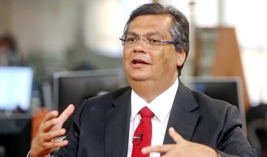 O governador do Maranhão, Flávio Dino, afirmou que 2017 será um ano de mais investimentos; "Porque nós temos, em primeiro lugar, não só operações do BNDES que estamos executando como também novas operações. Nós celebramos já duas operações de crédito com a Caixa Econômica, totalizando mais de R$ 500 milhões, dinheiro que vai para mobilidade urbana, estradas, que vai para viaturas, água"; questionado sobre como enfrentar a crise econômica, Flávio Dino afirmou que se baseia em uma estratégia que é uma dualidade. "De um lado, investimentos públicos; de outro, políticas sociais. Esta é a nossa estratégia, estratégia na qual a gente acredita" (Foto: Leonardo Lucena) O governador do Maranhão, Flávio Dino, afirmou que 2017 será um ano de mais investimentos; "Porque nós temos, em primeiro lugar, não só operações do BNDES que estamos executando como também novas operações. Nós celebramos já duas operações de crédito com a Caixa Econômica, totalizando mais de R$ 500 milhões, dinheiro que vai para mobilidade urbana, estradas, que vai para viaturas, água"; questionado sobre como enfrentar a crise econômica, Flávio Dino afirmou que se baseia em uma estratégia que é uma dualidade. "De um lado, investimentos públicos; de outro, políticas sociais. Esta é a nossa estratégia, estratégia na qual a gente acredita"