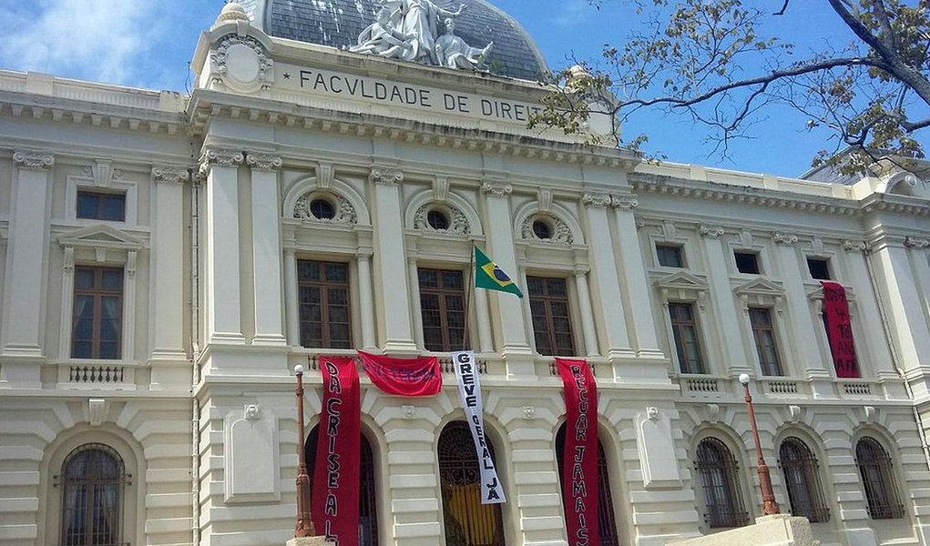 O Tribunal Regional Federal da 5ª Região (TRF5) derrubou a liminar que determinava a reintegração de posse da Faculdade de Direito do Recife; recurso foi apresentado pela Defensoria Pública da União em Pernambuco (DPU-PE); o prédio da Faculdade está ocupado por estudantes desde quinta-feira (10) em protesto contra a PEC do teto dos gastos proposta pelo governo do presidente Michel Temer (PMDB); protestos crescem em Pernambuco, inclusive com a ocupação de uma universidade particular (Foto: Voney Malta) O Tribunal Regional Federal da 5ª Região (TRF5) derrubou a liminar que determinava a reintegração de posse da Faculdade de Direito do Recife; recurso foi apresentado pela Defensoria Pública da União em Pernambuco (DPU-PE); o prédio da Faculdade está ocupado por estudantes desde quinta-feira (10) em protesto contra a PEC do teto dos gastos proposta pelo governo do presidente Michel Temer (PMDB); protestos crescem em Pernambuco, inclusive com a ocupação de uma universidade particular