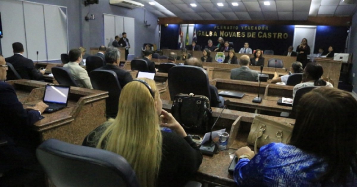 Na última sessão do ano, a Câmara Municipal de Maceió aprovou ontem (28), um reajuste nos vencimentos dos vereadores, acompanhando a decisão da Assembleia Legislativa, que reajustou o salário dos deputados estaduais, na terça-feira (27). Na mesma sessão os vereadores também aprovaram, com 18 votos a favor e 3 contra, o projeto de Reforma Administrativa da Prefeitura de Maceió
(Foto: Fatima 247) Na última sessão do ano, a Câmara Municipal de Maceió aprovou ontem (28), um reajuste nos vencimentos dos vereadores, acompanhando a decisão da Assembleia Legislativa, que reajustou o salário dos deputados estaduais, na terça-feira (27). Na mesma sessão os vereadores também aprovaram, com 18 votos a favor e 3 contra, o projeto de Reforma Administrativa da Prefeitura de Maceió
