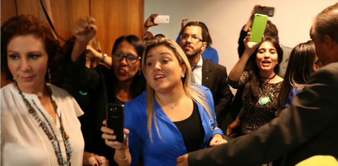 O principal mentor do movimento Escola Sem Partido, o advogado Miguel Nagib, convidado para a audiência, não compareceu à Comissão de Educação, nem apresentou justificativa; em vez disso, um pequeno grupo de manifestantes que não se identificaram invadiu a reunião da comissão, tumultuando os trabalhos e gritando palavras de ordem a favor do programa; para Camila Lanes, presidente da Ubes, a proposta é o começo da criminalização dos movimentos estudantis do País (Foto: Gisele Federicce) O principal mentor do movimento Escola Sem Partido, o advogado Miguel Nagib, convidado para a audiência, não compareceu à Comissão de Educação, nem apresentou justificativa; em vez disso, um pequeno grupo de manifestantes que não se identificaram invadiu a reunião da comissão, tumultuando os trabalhos e gritando palavras de ordem a favor do programa; para Camila Lanes, presidente da Ubes, a proposta é o começo da criminalização dos movimentos estudantis do País