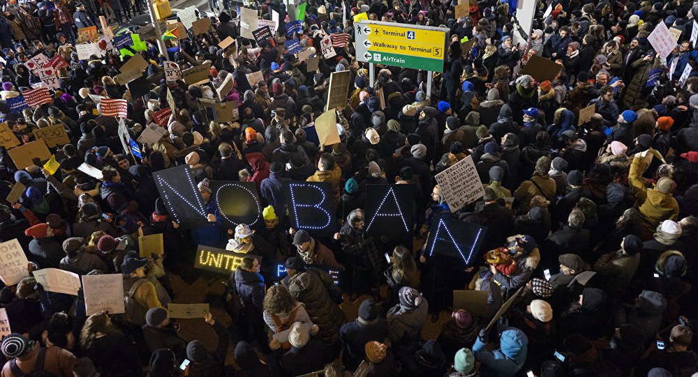 Centenas de manifestantes se reuniram em frente ao aeroporto JFK, em Nova York, para protestar contra o decreto de Donald Trump que proíbe entrada de refugiados e imigrantes de sete países muçulmanos nos EUA; com faixas que diziam frases como "Deixe meus amigos aqui" e "Sem ódio, sem medo, refugiados são bem-vindos aqui", os manifestantes prestaram solidariedade aos imigrantes atingidos pelo decreto da administração Trump, que horas depois foi suspenso por decisão da Justiça Federal dos Estados Unidos (Foto: Aquiles Lins) Centenas de manifestantes se reuniram em frente ao aeroporto JFK, em Nova York, para protestar contra o decreto de Donald Trump que proíbe entrada de refugiados e imigrantes de sete países muçulmanos nos EUA; com faixas que diziam frases como "Deixe meus amigos aqui" e "Sem ódio, sem medo, refugiados são bem-vindos aqui", os manifestantes prestaram solidariedade aos imigrantes atingidos pelo decreto da administração Trump, que horas depois foi suspenso por decisão da Justiça Federal dos Estados Unidos