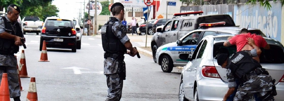 De 12 modalidades de crimes pesquisadas, nove regrediram no Estado, na comparação com igual período no ano passado, revela relatório de ocorrências reativas, divulgado pela Gerência do Observatório da Secretaria de Segurança Pública e Administração Penitenciária (SSPAP); na capital, homicídios tiveram declínio de 28%; em Aparecida de Goiânia, recuo chega a 20%; “Além das ações policiais ostensivas contra a criminalidade estarem surtindo os efeitos esperados, temos a plena convicção de que os programas ‘SSP Com Você’ e ‘Pacto Social Goiás Pela Vida’ terão efeitos inestimáveis para que consigamos reduzir, num futuro próximo, a maioria dos crimes praticados em Goiás”, diz o vice-governador José Eliton (Foto: José Barbacena) De 12 modalidades de crimes pesquisadas, nove regrediram no Estado, na comparação com igual período no ano passado, revela relatório de ocorrências reativas, divulgado pela Gerência do Observatório da Secretaria de Segurança Pública e Administração Penitenciária (SSPAP); na capital, homicídios tiveram declínio de 28%; em Aparecida de Goiânia, recuo chega a 20%; “Além das ações policiais ostensivas contra a criminalidade estarem surtindo os efeitos esperados, temos a plena convicção de que os programas ‘SSP Com Você’ e ‘Pacto Social Goiás Pela Vida’ terão efeitos inestimáveis para que consigamos reduzir, num futuro próximo, a maioria dos crimes praticados em Goiás”, diz o vice-governador José Eliton