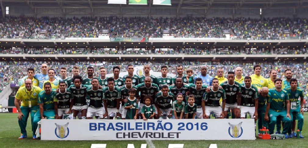 O Palmeiras bateu a Chapecoense por 1 a 0, no Allianz Parque, e conquistou o Campeonato Brasileiro de 2016; otítulo do clube alviverde se encaminhou quando o Flamengo fez gol logo no início do jogo no Maracanã contra o Santo, clube que poderia tirar a conquista do Palmeiras; os destaques do time campeão foram o goleiro Jailson, os meias Moisés e Tchê Tchê e os atacantes Gabriel Jesus e Dudu (Foto: José Barbacena) O Palmeiras bateu a Chapecoense por 1 a 0, no Allianz Parque, e conquistou o Campeonato Brasileiro de 2016; otítulo do clube alviverde se encaminhou quando o Flamengo fez gol logo no início do jogo no Maracanã contra o Santo, clube que poderia tirar a conquista do Palmeiras; os destaques do time campeão foram o goleiro Jailson, os meias Moisés e Tchê Tchê e os atacantes Gabriel Jesus e Dudu