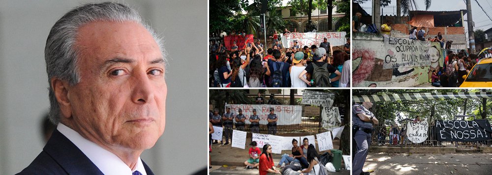 "Vivemos um momento de retração da democracia e retrocesso nos direitos individuais e coletivos. A cada dia, surgem novas evidências de que estamos perdendo liberdades e recuando para mais longe da institucionalidade democrática que, bem ou mal, havíamos construído a partir do fim da ditadura militar", diz o colunista do 247 Luís Felipe Miguel; para ele, o retrocesso pelo qual passa o País hoje é obra de um bloco heterogêneo de forças, que se uniu com o intuito de derrotar o “lulismo”; "O grande capital é parte da coalizão, entendendo que no médio prazo as políticas de transferência de renda para os mais pobres e de valorização do poder aquisitivo dos salários, mesmo que tímidas, entrariam em conflito com seus interesses" (Foto: Luis Felipe Miguel) "Vivemos um momento de retração da democracia e retrocesso nos direitos individuais e coletivos. A cada dia, surgem novas evidências de que estamos perdendo liberdades e recuando para mais longe da institucionalidade democrática que, bem ou mal, havíamos construído a partir do fim da ditadura militar", diz o colunista do 247 Luís Felipe Miguel; para ele, o retrocesso pelo qual passa o País hoje é obra de um bloco heterogêneo de forças, que se uniu com o intuito de derrotar o “lulismo”; "O grande capital é parte da coalizão, entendendo que no médio prazo as políticas de transferência de renda para os mais pobres e de valorização do poder aquisitivo dos salários, mesmo que tímidas, entrariam em conflito com seus interesses"
