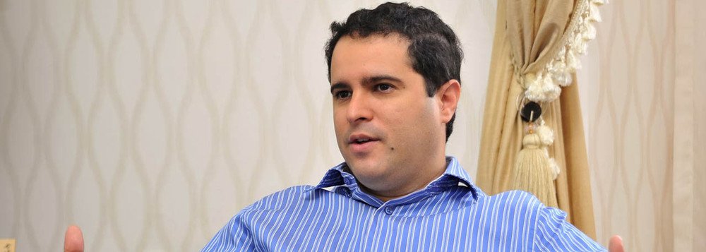 Em pronunciamento nas redes sociais, o prefeito Edivaldo Holanda Júnior comentou a decisão judicial que impede o aumento de passagem nos próximos meses em São Luís, obtida a partir de uma ação movida pela Prefeitura; "A Prefeitura de São Luís agiu preventivamente. Em defesa dos interesses da população, ingressou com ação na Justiça para exigir das empresas o cumprimento dos termos do contrato de serviço assinado após a licitação, sem qualquer interrupção ou reajuste na tarifa", disse; sobre a política de austeridade, o chefe do executivo afirmou que o objetivo do seu "governo sempre foi fazer mais gastando menos" (Foto: Leonardo Lucena) Em pronunciamento nas redes sociais, o prefeito Edivaldo Holanda Júnior comentou a decisão judicial que impede o aumento de passagem nos próximos meses em São Luís, obtida a partir de uma ação movida pela Prefeitura; "A Prefeitura de São Luís agiu preventivamente. Em defesa dos interesses da população, ingressou com ação na Justiça para exigir das empresas o cumprimento dos termos do contrato de serviço assinado após a licitação, sem qualquer interrupção ou reajuste na tarifa", disse; sobre a política de austeridade, o chefe do executivo afirmou que o objetivo do seu "governo sempre foi fazer mais gastando menos"