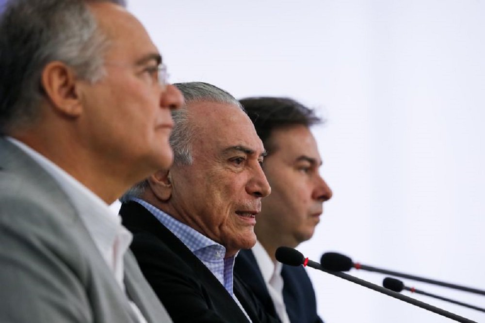 O jornalista Janio de Freitas comenta em sua coluna, na edição deste domingo (4), que o Brasil vive uma crise institucional; "O Brasil está no terceiro ano de uma desconstrução que só tem encontrado estímulos, nenhum obstáculo. A crise passou de política a institucional, como previsível. Quem apoiou o impeachment com a ideia de que seria um fato isolado tem elementos agora para começar a entendê-lo. O confronto protagonizado por Judiciário e Legislativo tem as formas de divergências legais e vinditas mútuas, mas o seu fundo é institucional: é disputa de poder", diz; segundo ele, Temer, que arquitetou o golpe ao lado de Aécio Neves, é agora o alvo (Foto: Valter Lima) O jornalista Janio de Freitas comenta em sua coluna, na edição deste domingo (4), que o Brasil vive uma crise institucional; "O Brasil está no terceiro ano de uma desconstrução que só tem encontrado estímulos, nenhum obstáculo. A crise passou de política a institucional, como previsível. Quem apoiou o impeachment com a ideia de que seria um fato isolado tem elementos agora para começar a entendê-lo. O confronto protagonizado por Judiciário e Legislativo tem as formas de divergências legais e vinditas mútuas, mas o seu fundo é institucional: é disputa de poder", diz; segundo ele, Temer, que arquitetou o golpe ao lado de Aécio Neves, é agora o alvo