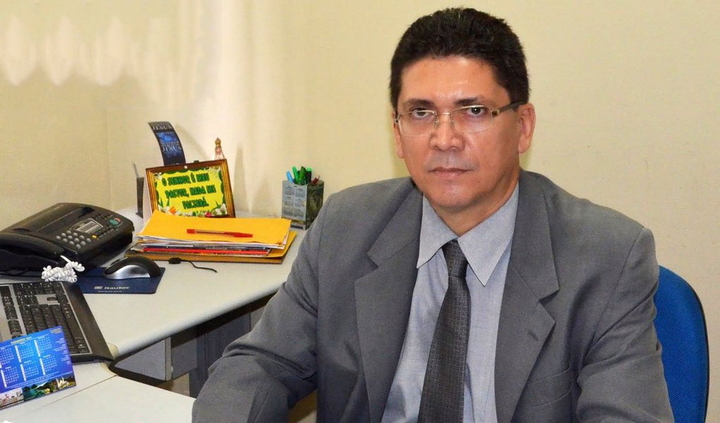 Os Procedimentos Policiais Eletrônicos (PPE), serviço idealizado pelo Governo Federal e que integra a plataforma do Sistema Nacional de Informações de Segurança Pública, Prisionais e sobre Drogas (Sinesp), será instalado em todas as Delegacias de Polícia do Maranhão; a ferramenta faz parte de um termo de adesão assinado no dia 16 de dezembro pelo secretário de Estado de Segurança Pública, Jefferson Portela, desenvolvido por meio de parceria com o Ministério da Justiça; na oportunidade, foram acertados alguns alinhamentos sobre o sistema (Foto: Leonardo Lucena) Os Procedimentos Policiais Eletrônicos (PPE), serviço idealizado pelo Governo Federal e que integra a plataforma do Sistema Nacional de Informações de Segurança Pública, Prisionais e sobre Drogas (Sinesp), será instalado em todas as Delegacias de Polícia do Maranhão; a ferramenta faz parte de um termo de adesão assinado no dia 16 de dezembro pelo secretário de Estado de Segurança Pública, Jefferson Portela, desenvolvido por meio de parceria com o Ministério da Justiça; na oportunidade, foram acertados alguns alinhamentos sobre o sistema