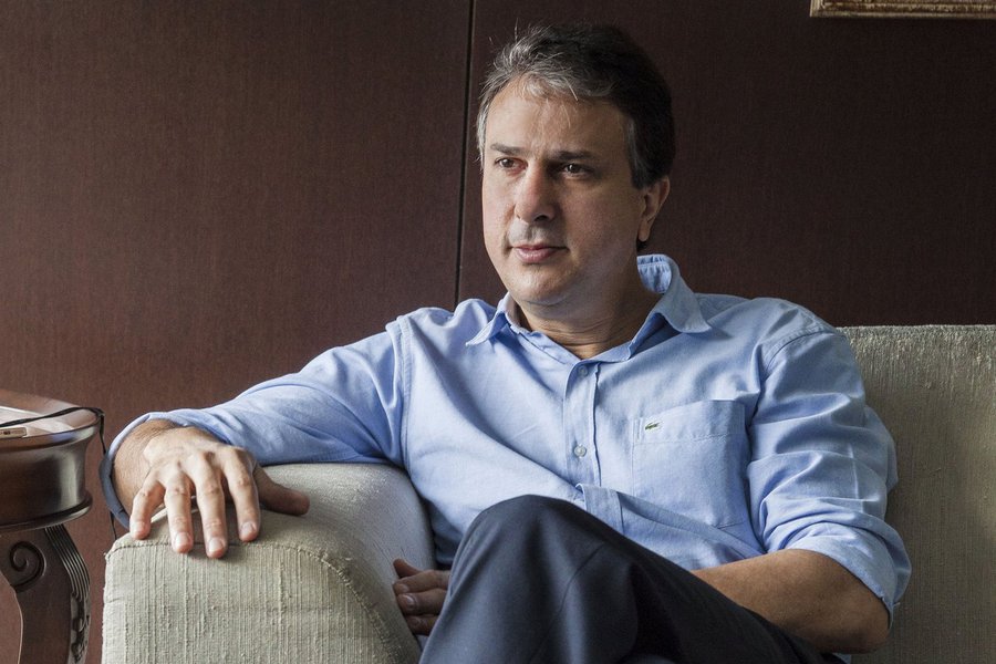 O governador Camilo Santana (PT) embarca na tarde desta quarta (25) para Brasília, onde encontra o ministro da Integração Nacional, Hélder Barbalho. Na pauta, os repasses federais para projetos de convivência com seca, entre eles o Cinturão das águas (Foto: Rodrigo Rocha) O governador Camilo Santana (PT) embarca na tarde desta quarta (25) para Brasília, onde encontra o ministro da Integração Nacional, Hélder Barbalho. Na pauta, os repasses federais para projetos de convivência com seca, entre eles o Cinturão das águas