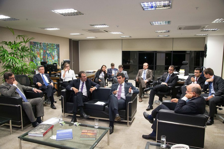O governador do Ceará, Camilo Santana, propôs ao governo federal a realização de um leilão reverso para contratar uma nova empresa para retomar as obras da transposição das águas do Rio São Francisco entre Cabrobó (PE) e o município cearense de Jati; as obras estão paradas depois que a empresa Mendes Júnior, responsável pela primeira etapa do trecho, desistiu do contrato; Santana apresentou a proposta em encontro com o ministro da Integração Nacional, Helder Barbalho, e com o presidente do Tribunal de Contas da União, ministro Aroldo Cedraz (Foto: Valter Lima) O governador do Ceará, Camilo Santana, propôs ao governo federal a realização de um leilão reverso para contratar uma nova empresa para retomar as obras da transposição das águas do Rio São Francisco entre Cabrobó (PE) e o município cearense de Jati; as obras estão paradas depois que a empresa Mendes Júnior, responsável pela primeira etapa do trecho, desistiu do contrato; Santana apresentou a proposta em encontro com o ministro da Integração Nacional, Helder Barbalho, e com o presidente do Tribunal de Contas da União, ministro Aroldo Cedraz